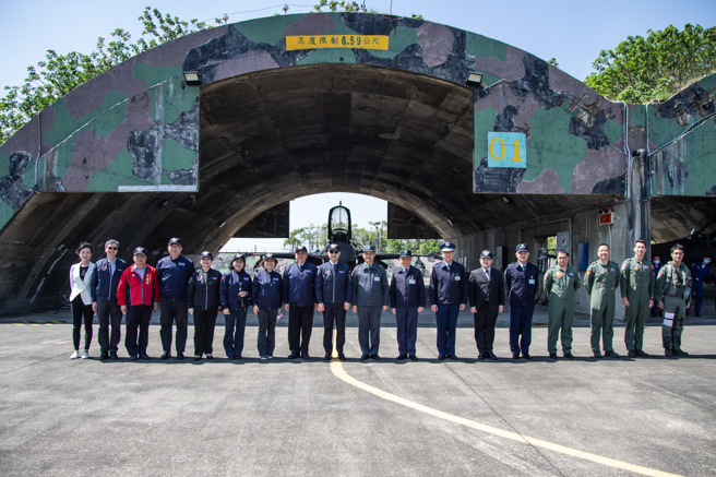 立法院外交及国防委员会今（9）日由江启臣召委带队，国防部陆军常务次长房茂宏中将陪同，考察空军嘉义基地战备整备情形。（江启臣提供）