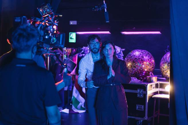 帕可李昂和蜜伦伊巴古伦硬闯女儿舞会尷尬热舞。（威视提供）