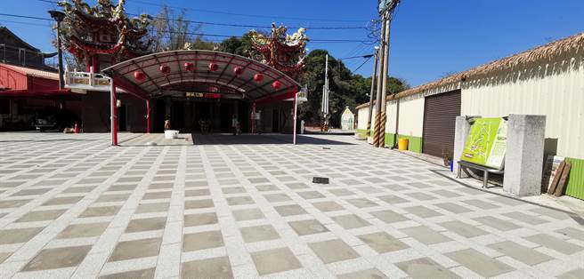 立长宫周遭环境整治，新增指引标示。（刘秀芬摄）