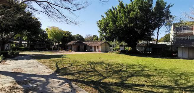 广场旁公廨与文物馆未来拟拆掉改建，并增加聚落服务中心功能。（刘秀芬摄）