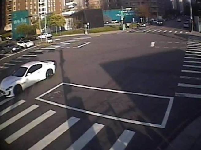 台中市西屯區9日下午發生一起女騎士騎機車疑逆向行駛，撞上直行的自小客車交通事故。（民眾提供／盧金足台中傳真）