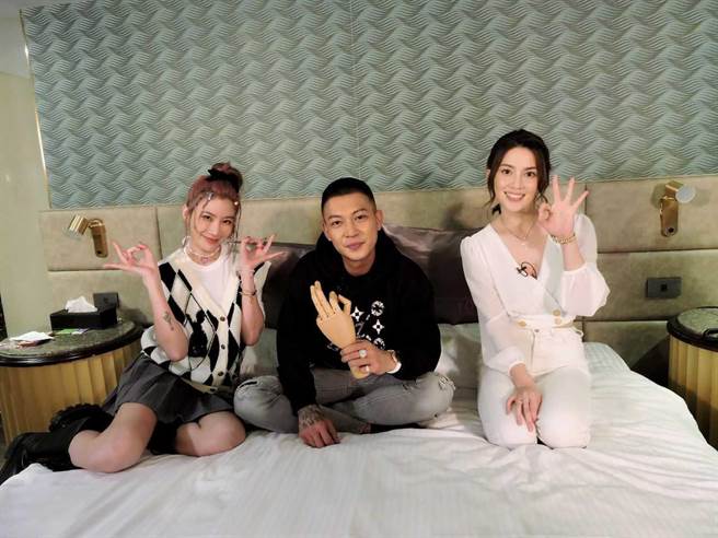 凤梨担任《小姐不藏私》节目来宾，与许蓝方、Miyake大聊性爱话题。（东森提供）