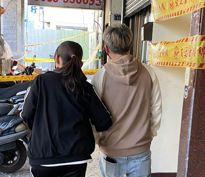 中市兴中街大火造成6死6伤，火势、浓烟猛烈，陈男、余女爬出铁窗、站在6楼高棚架求救，所幸，由云梯车成功救出。（陈淑芬摄）