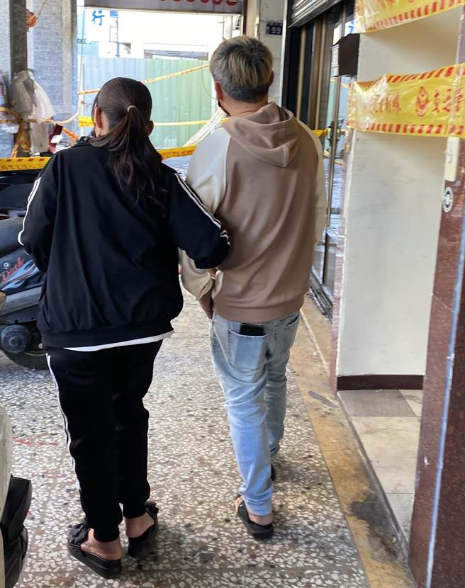 中市兴中街大火造成6死6伤，火势、浓烟猛烈，陈男、余女爬出铁窗、站在6楼高棚架求救，所幸，由云梯车成功救出。（陈淑芬摄）