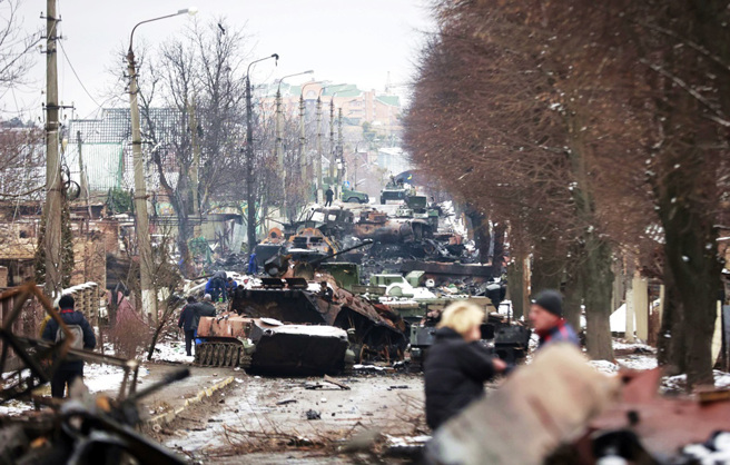 图为基辅郊外布查镇一整排被摧毁的俄军装甲车。（资料照／美联社）
