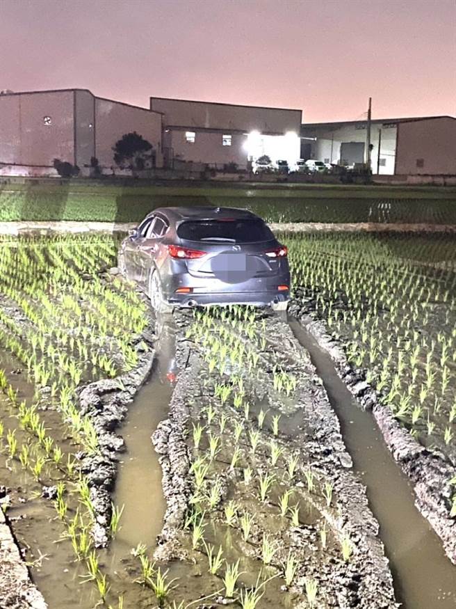 台中市烏日區9日夜間7時許，又有車子開進田裡，而且距離兩年前「阿伯出事了！」發生地不遠的地方，第三次又有阿伯再度出事。（民眾提供／盧金足台中傳真）