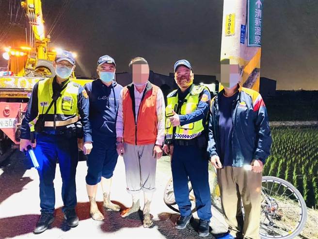 一對七旬夫妻開車行經台中市烏日區的一處稻田，疑因不熟悉路況開進田中央，被員警救起，協助車子脫困。（民眾提供／盧金足台中傳真）