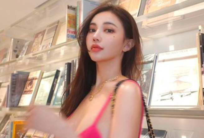 黄琳有「世新女神」、「凶版Angelababy」等美称。（图／取自黄琳IG）