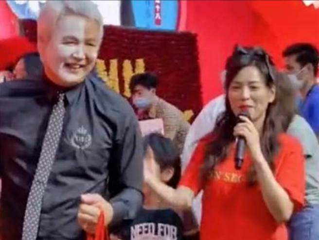 近日张庭和林瑞阳过去一段出席活动影片被挖出，张庭当眾介绍林瑞阳「这是我爸爸」，让丈夫笑容秒结冻。(图/ 摘自微博)