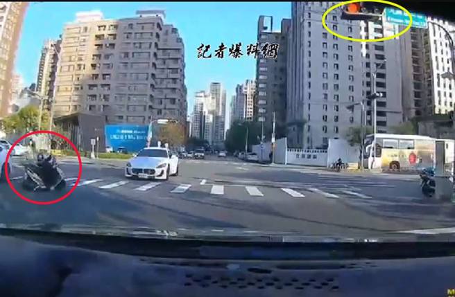 瑪莎拉蒂疑似闖紅燈撞上逆向機車。（截自記者爆料網影片）
