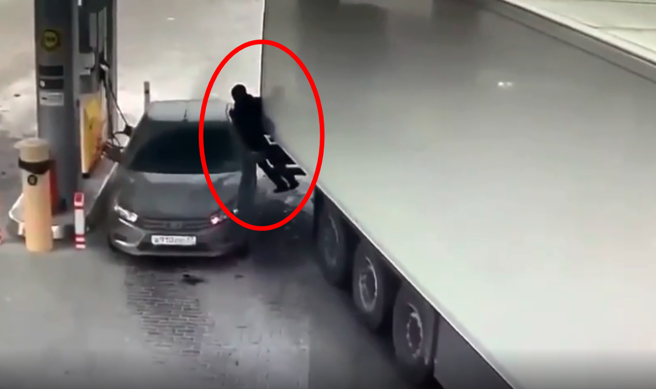 男子当时就站在2车之间，他就被货车、轿车狠狠「夹起拖行」，被夹起一段距离后男子挣脱并痛苦倒地，事发影片曝光吓坏人。（取自「爆料公社－匿名公社」）