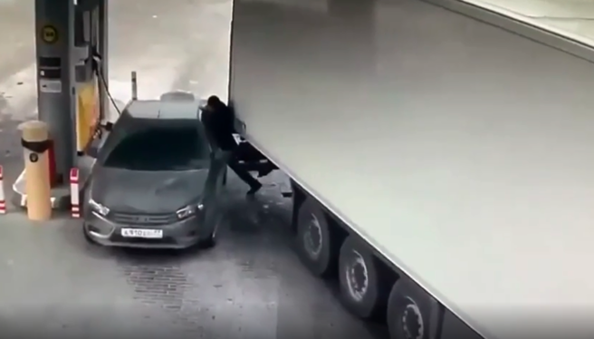 男子当时就站在2车之间，他就被货车、轿车狠狠「夹起拖行」，被夹起一段距离后男子挣脱并痛苦倒地，事发影片曝光吓坏人。（取自「爆料公社－匿名公社」）