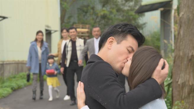 傅子純、蘇晏霈忘情激吻。（民視提供）