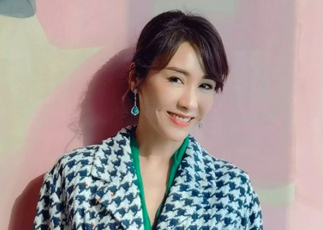 50歲的黎姿保養得宜狀態仍好，讓看到她近況的粉絲刷愛心狂讚。（圖／取自黎姿IG）