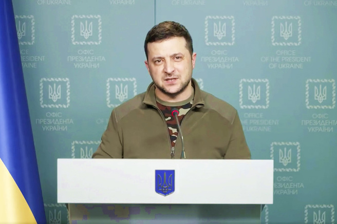 烏克蘭總統澤倫斯基（Volodymyr Zelenskyy）接受美媒專訪，坦承尋求與俄妥協，稱對加入北約（NATO）的議題「失去興趣」。（資料照／美聯社、烏克蘭總統府提供）
