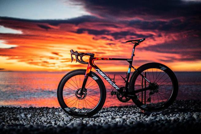 （美利達推出的第五代全能型公路車SCULTURA TEAM（斯特拉.車隊版），獲頒「台北展設計創新金質獎」。圖／美利達提供）