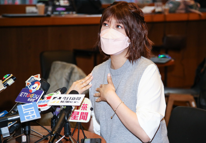 朱芯儀今戴假髮進棚錄影，受訪談化療的心情。（陳俊吉攝）