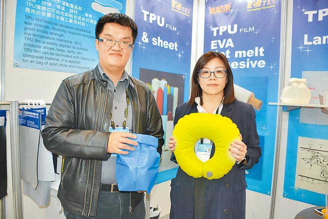 至达实业王鸿钧（左）表示，自行车专用的背包防水袋、手机防水袋，皆採用无毒、无溶剂型的TPU材，可以安全使用。图／李水莲