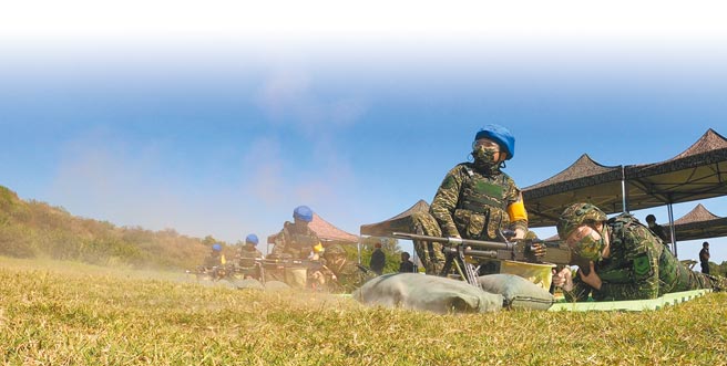 为强化召员执行战备任务能力及战斗技能，海军陆战队新兵训练中心后备旅步一营新制教召8日分别进行行军训练、战斗教练及实弹射击等课程。图为进行T74排用机枪射击训练。（军闻社）