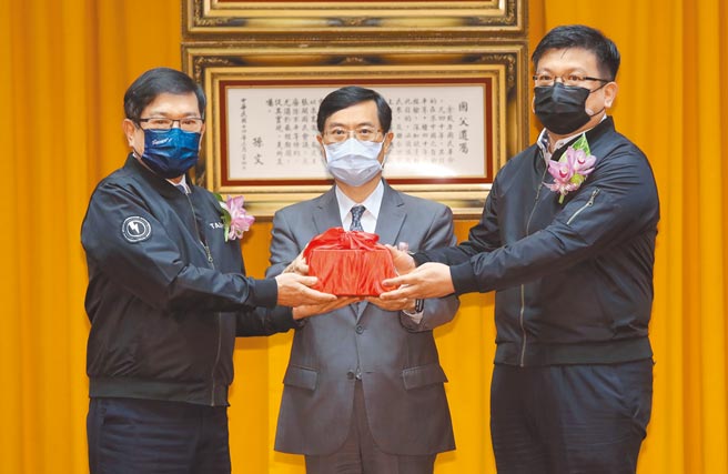 台电8日举行董事长交接典礼，在经济部次长陈正祺（中）监交下，由卸任董事长杨伟甫（左）将印信交接给代理董事长曾文生（右）。（郑任南摄）