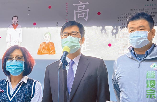 303全台大停电，高雄市长陈其迈（中）表示，市府在法制局成立单一窗口，来受理有关断电所衍生的赔偿或补偿相关的一些事宜。（林雅惠摄）