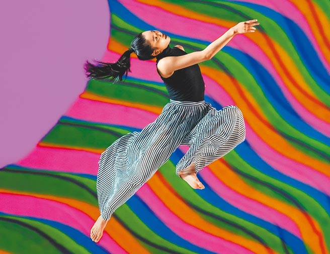 雲門舞集藝術總監鄭宗龍最新作品《霞》，帶領舞者以身體揮灑生命的五彩繽紛。（雲門舞集提供）