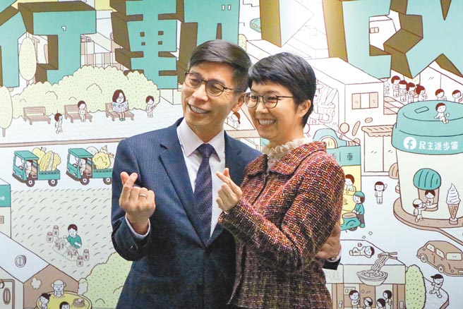 立委锺佳滨选在妇女节当天，偕同妻子登记参选民进党屏东县长初选。（锺佳滨提供／林和生屏东传真）