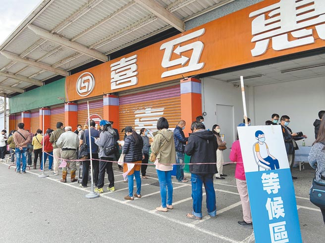 宜蘭縣開設第9波快打站，這次快打站主要與喜互惠生鮮超市合作。（宜蘭縣衛生局提供／李忠一宜蘭傳真）