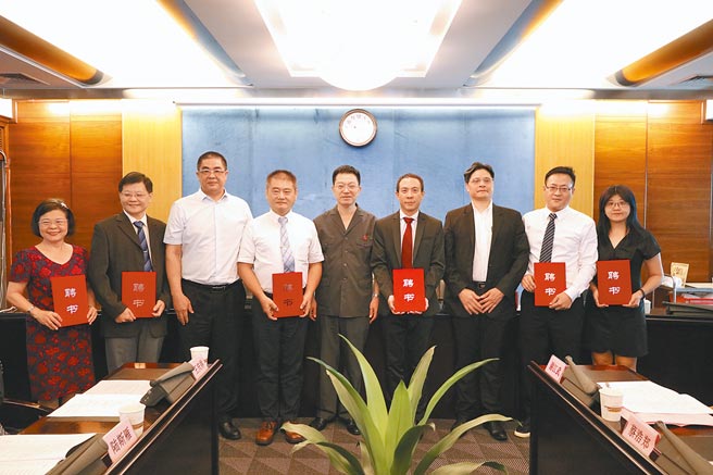 随着两岸涉台民商事纠纷呈现增长趋势，大陆各地法院开始设置涉台民商事纠纷台籍调解员机制，让台湾民眾在司法调解过程中感到心安。图为广州的台籍调解员。（中新社）