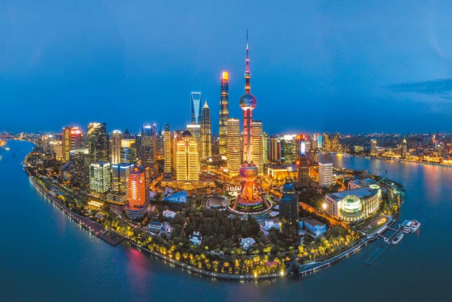 大陸中央國債登記結算公司8日公布數據顯示，截至2月底，境外機構債券託管面額為3兆6665億元（人民幣，下同），較上月底減少670億元，為3年多來首度減持。圖為2020年，航拍上海浦東陸家嘴夜景，燈火輝煌美不勝收。（中新社）