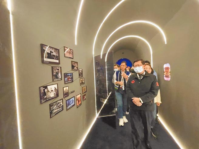 桃园市长郑文灿（中）参访即将开幕的异域故事馆。（吕筱蝉摄）