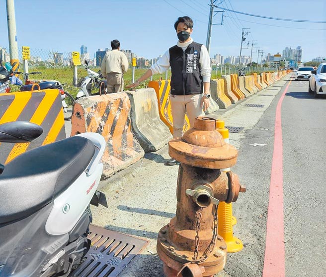 台中市議員羅廷瑋表示，南區建國北路這處消防栓妨礙交通，「霸道」影響用路人安全。（盧金足攝）