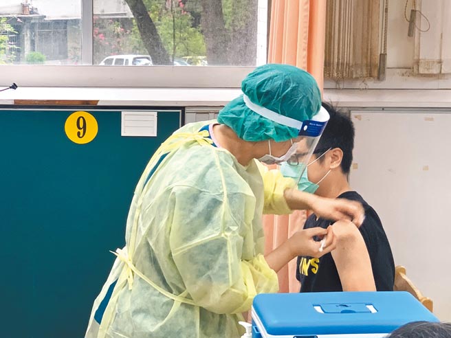 南投县鼓励民眾施打新冠肺炎疫苗，各乡镇市假日也可以接种。（廖志晃摄）