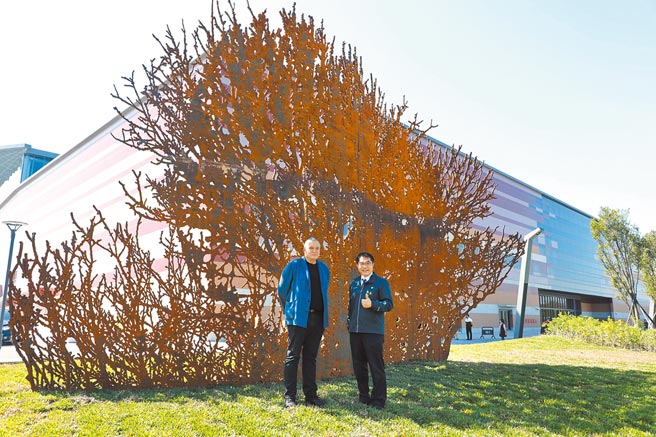 大台南会展中心将于4月开幕营运，市府委托西班牙艺术家璜侯诺维亚制作2件1500万元的户外公共艺术钢雕作品8日亮相，市长黄伟哲与璜侯诺维亚于《自然延伸》作品前合影。（曹婷婷摄）