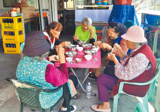 阿美族妇人徐瑞凡回都兰部落卖青蛙汤，意外成为长辈聚集的另类长照站。（庄哲权摄）