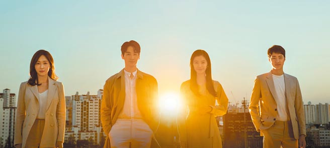 河诗恩（左起）、吴昶锡、尹素怡、崔成宰主演的《太阳的季节》9日起晚间7点在台首播。（中天娱乐台提供）
