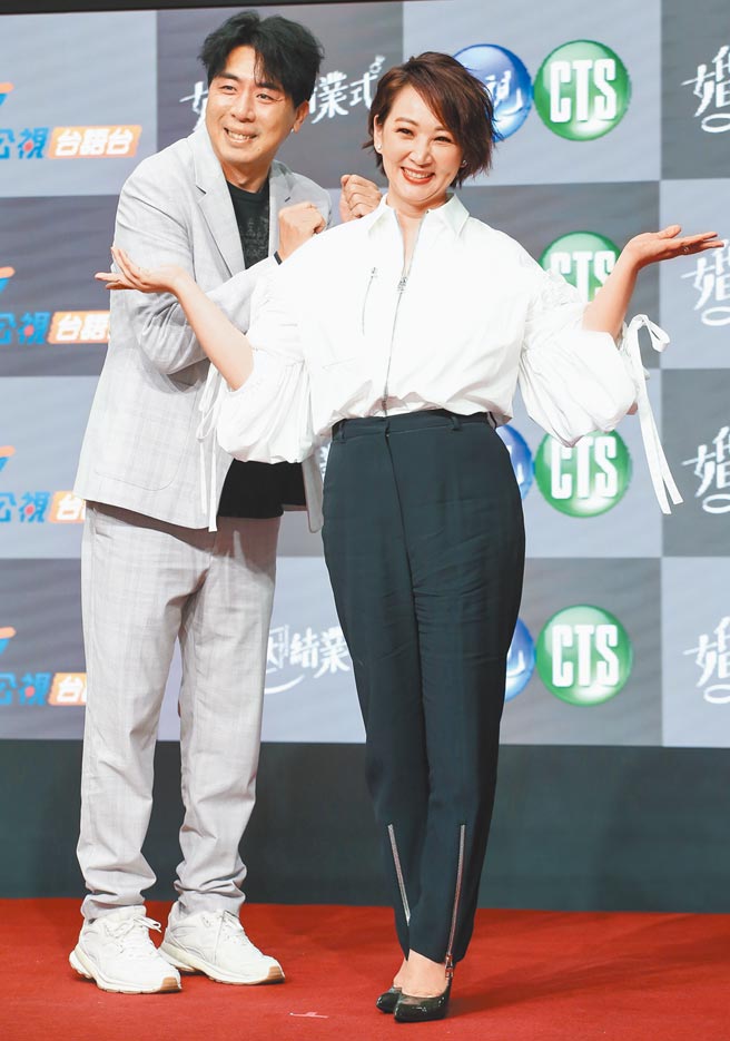 郁方（右）昨出席《婚姻結業式》記者會，讚大S勇敢追愛。（陳俊吉攝）