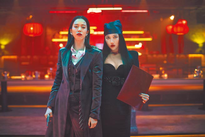 A-Lin（右）近来推出新歌MV，邀来陈庭妮合作对戏。（索尼音乐提供）