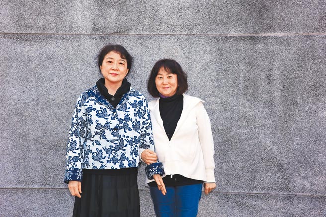 朱天文（左）、朱天心姊妹昨出席媒體茶敘宣傳文學紀錄片《我記得》。（羅永銘攝）