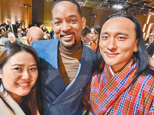 酒會上賴梵耘（左）跟巴沃（右）和巨星威爾史密斯合照。（海鵬提供）