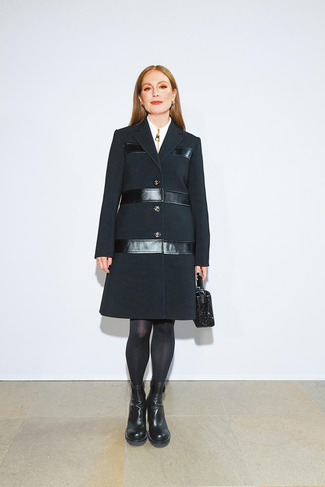 茱莉安摩尔穿黑白保守的安全套装，颇为帅气。（LV提供）