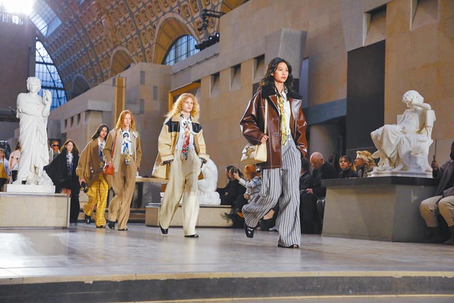 以童年记忆打造全新的LV秋冬装束，颇具新意。（LV提供）