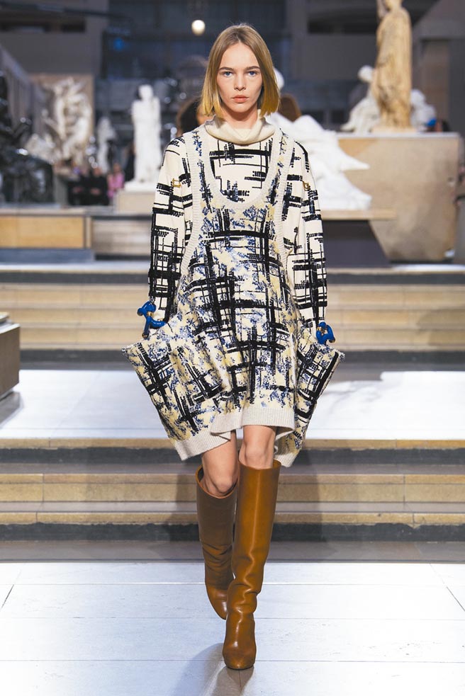 LV秋冬时装秀充满可爱童趣的造型，获得现场外媒一致呼声。（LV提供）