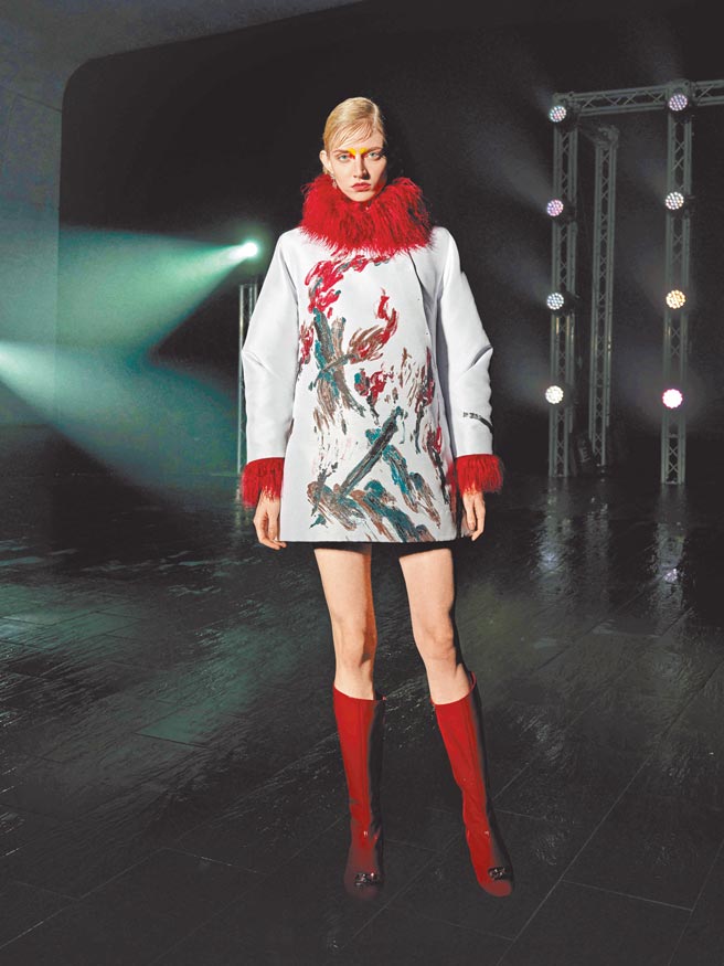 本季獨家開版圖騰金屬紗緹花直筒H-Line洋裝，構築出黑暗中點燃的火把。（夏姿．陳 SHIATZY CHEN提供）