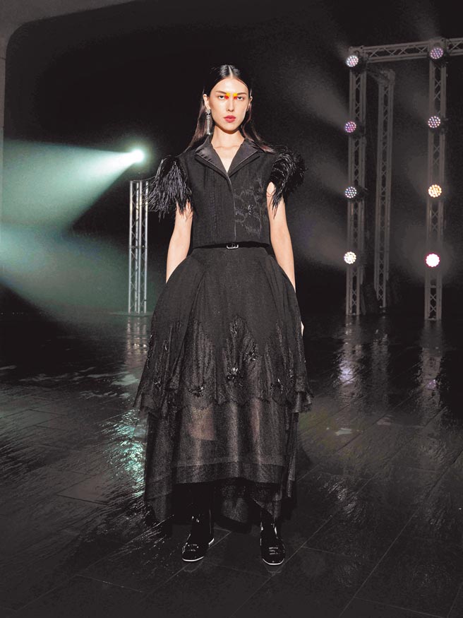 本季呈現1980年代復古風格，也特別加入洛可可時期蓬鼓型裙裝。（夏姿．陳 SHIATZY CHEN提供）