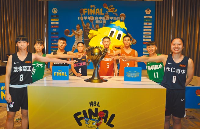 HBL四強學校與嶄新的冠軍獎盃。（高中體總提供）