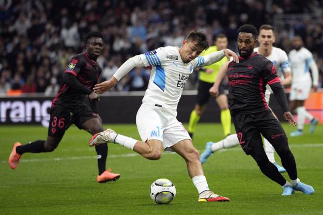 图为法甲足球联赛的克莱蒙与马赛奥林匹克对战。（美联社资料照）