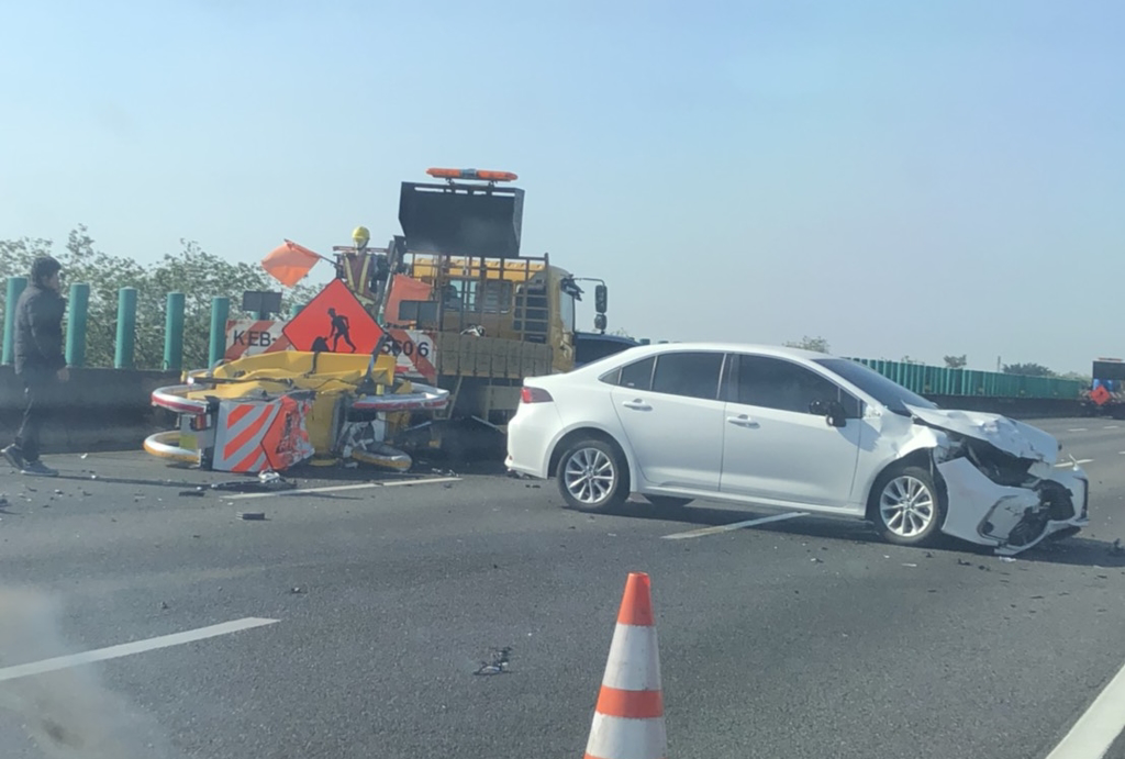 國道工程車又被撞 國1下營段轎車車頭全爛橫擋大塞車 - 社會