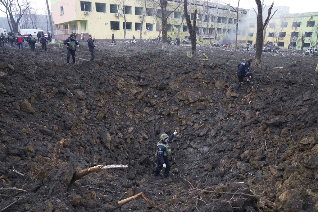俄罗斯军队9日空袭乌克兰南部港市马立波（Mariupol）一间妇幼医院，在中庭区炸出一个大洞，景象宛如世界末日。（图／美联社）(photo:ChinaTimes)