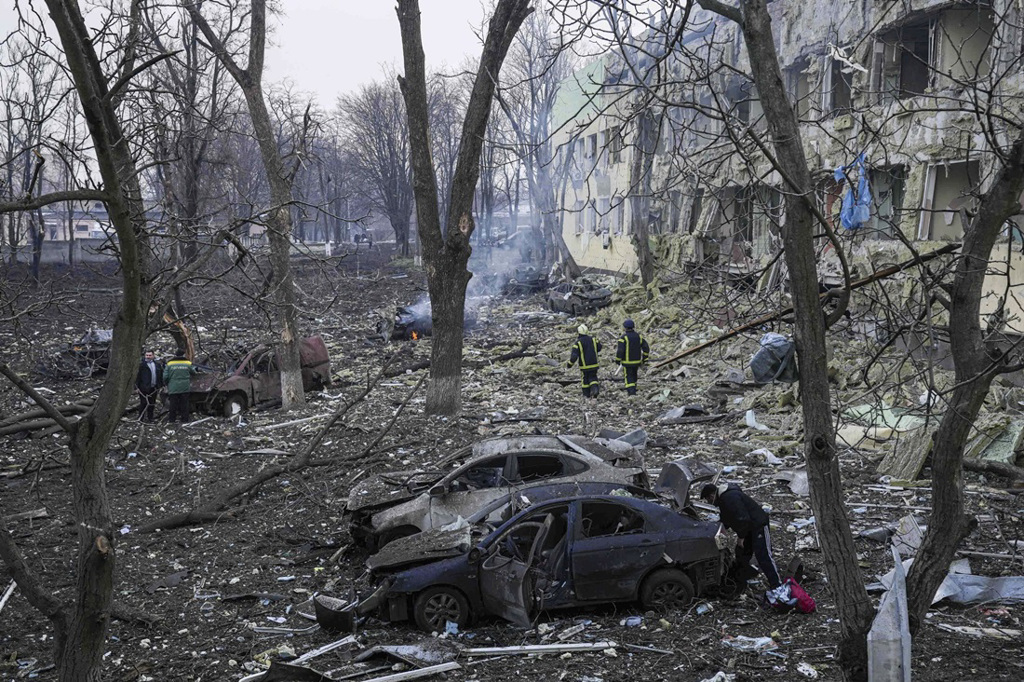 俄罗斯军队9日空袭乌克兰南部港市马立波（Mariupol）一间妇幼医院，景象有如世界末日。（图／美联社）(photo:ChinaTimes)